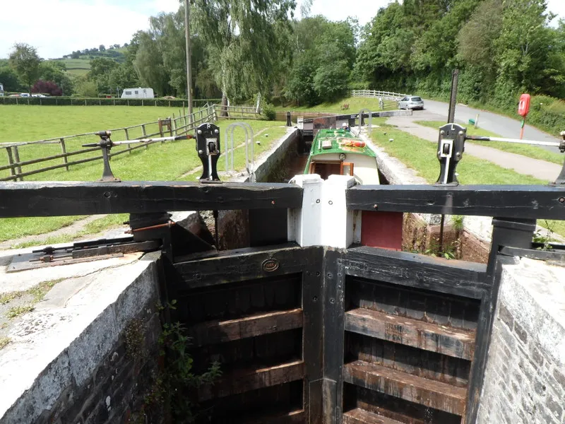 Four Miles an Hour, Full Body Burn: The Hidden Leg Day of Britain's Narrowboat Pilots